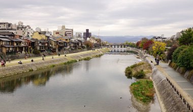 Kyoto, Japonya - 26 Kasım 2016. Cityscape Shirakawa nehre Gion ilçe Kyoto, Japonya ile. Kyoto gezi, Restoran ve gece hayatı içeren çeşitli bölge makaleleri ile büyük bir şehirdir.