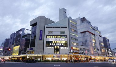 Kyoto, Japonya - 26 Kasım 2016. Alışveriş Merkezi Kyoto, Japonya'nın bina. Kyoto gezi, Restoran ve gece hayatı içeren çeşitli bölge makaleleri ile büyük bir şehirdir.