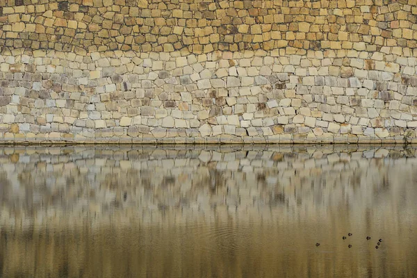 Japonya'nın Osaka koru kanal Japon kale antik taş duvar.