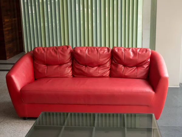 Asya modern ev oturma odasında, kırmızı koltuk.