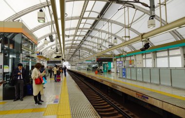 Tokyo, Japonya - 31 Aralık 2015. Nippori bekleyen insanlar Tren İstasyonu, Tokyo, Japonya. Nippori İstasyonu önemli bölgesinin en büyük tren istasyonu Japonya'da biri ile biridir.