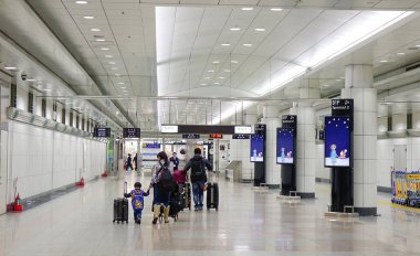 Tokyo, Japonya - 7 Aralık 2016. Tokyo, Japonya'da Narita Havaalanı'nda yürüyüş insanlar. Japonya büyük Tokyo alan hizmet birincil uluslararası havaalanına.