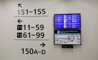Tokyo, Japonya - 7 Aralık 2016. Kurulları ile LCD'ler Tokyo, Japonya'da Narita Havaalanı'nda oturum açın. Japonya büyük Tokyo alan hizmet birincil Uluslararası Havaalanına.