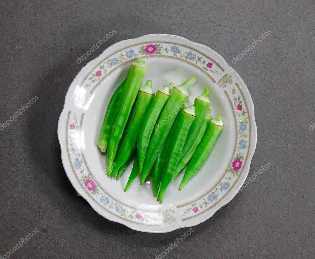 Verde cocido de okra como se conoce como damas dedos en el plato 2022
