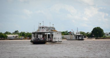 Bir Giang, Vietnam - 7 Ağustos 2016. Mekong Nehri Güney Vietnam üzerinde bir feribot. Mekong Asya'da dünyanın 12. en uzun Nehri ve 7 uzun olduğunu.