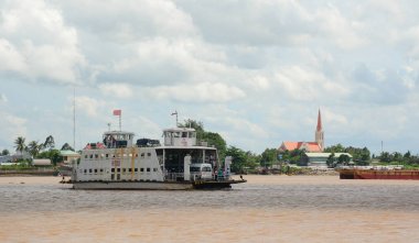 Bir Giang, Vietnam - 7 Ağustos 2016. Mekong Nehri Güney Vietnam üzerinde yolcu taşıyan bir feribot. Mekong Asya'da dünyanın 12. en uzun Nehri ve 7 uzun olduğunu.