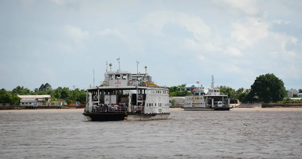 Bir Giang, Vietnam - 7 Ağustos 2016. Mekong Nehri Güney Vietnam üzerinde bir feribot. Mekong Asya'da dünyanın 12. en uzun Nehri ve 7 uzun olduğunu.
