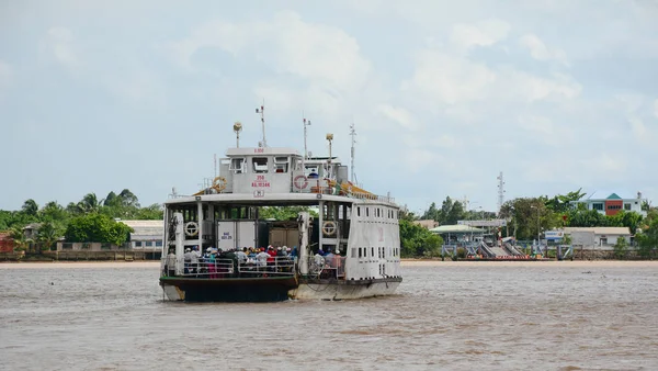Bir Giang, Vietnam - 7 Ağustos 2016. İnsanlar Mekong Nehri Güney Vietnam boyunca feribot. Mekong Asya'da dünyanın 12. en uzun Nehri ve 7 uzun olduğunu.