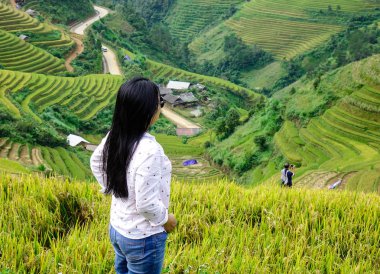 Tepede duran ve teraslı pirinç tarlaları Kuzey Vietnam bakarak bir turist.