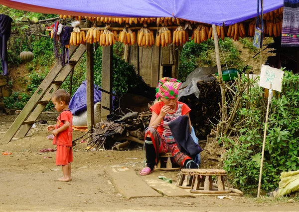 Sapa Vietnã Setembro 2016 Mulher Hmong Não Identificada Coser Sapa — Fotografia de Stock