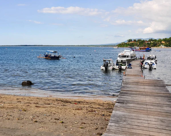 Båt dockning på turist pier i Lombok — Stockfoto