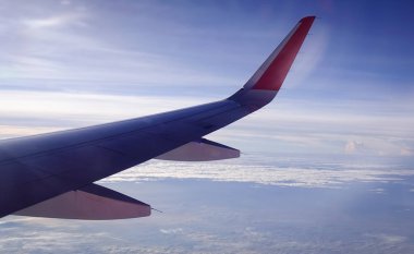 Hava güneşli bir günde, uçağın kanat. Pencere kenarı göster.