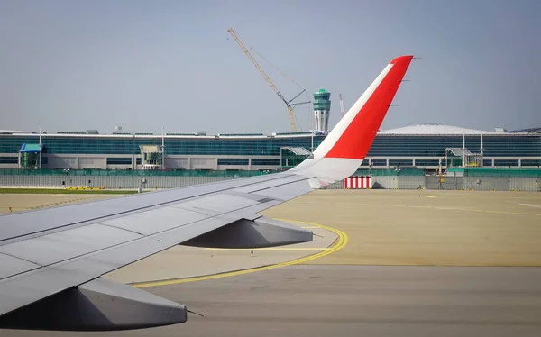 Tragfläche Des Flugzeugs Mit Dem Hintergrund Des Flughafens Nach Der — Stockfoto
