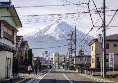 Yamanashi, Japan - 4 Aralık 2016. İnsanlar Fujisan arka plan: Yamanashi, Japan ile sokakta yürürken, insanlar. Honshu adada bulunan Fuji Dağı olan Japonya'nın en yüksek dağı.
