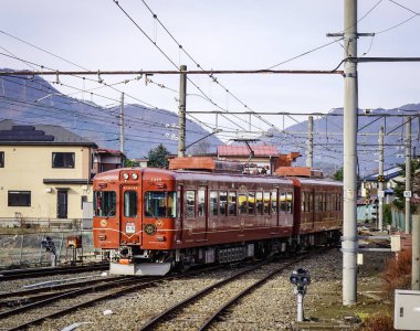 Kawaguchiko, Japonya - 4 Aralık 2016. Kawaguchiko, Japonya rayına çalıştıran kırmızı bir tren. Kawaguchiko Güney Yamanashi ili, Fuji Dağı'nın eteklerinde yer alır.