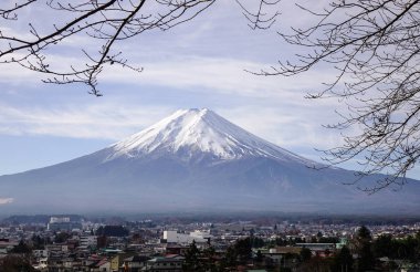 Fujisan görünüm: Yamanashi, Japan ilçesi ile. Fujikawaguchiko şehirdeki tepeye üzerinden görüntülemek.