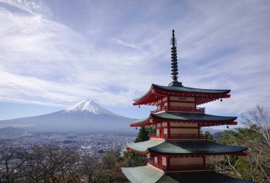 Fujisan ile Chureito Pagoda: Yamanashi, Japan görünümünü. Chureito Pagoda, 1963'te Barış Anıtı inşa Arakura Sengen tapınak Fujiyoshida içinde bir parçasıdır.