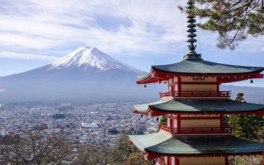 Fujisan ile Chureito Pagoda: Yamanashi, Japan görünümünü. Chureito Pagoda Arakura Sengen tapınak Fujiyoshida içinde bir parçasıdır.
