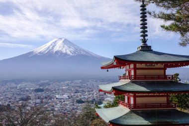 Fujisan ile Chureito Pagoda: Yamanashi, Japan görünümünü. Chureito Pagoda Fuji beş göl alanı çok uzak olmayan ise Kawaguchi-ko ile birlikte.