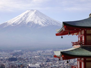 Fujisan ile Chureito Pagoda: Yamanashi, Japan close-up. Chureito Pagoda Fuji beş göl alanı çok uzak olmayan ise Kawaguchi-ko ile birlikte.