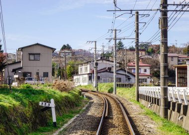 Kawaguchiko, Japonya - 4 Aralık 2016. Kawaguchiko, Japonya demiryolu parça. Kawaguchiko Güney Yamanashi ili, Fuji Dağı'nın eteklerinde yer alır.