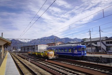 Kawaguchiko, Japonya - 4 Aralık 2016. Kawaguchiko, Japonya güneşli bir günde pistte trende. Fujikawaguchiko Fuji Dağı'nın kuzey eteklerinde bir Japon resort yeridir.