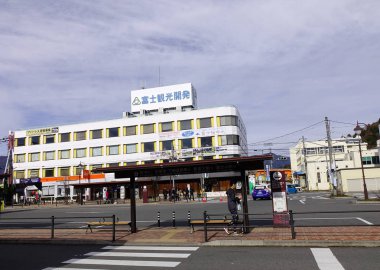 Tokyo, Japonya - 4 Aralık 2016. Shibuya, Tokyo, Japonya. bölgede yer alan dükkanlar. Tokyo dünyanın en büyük metropol ekonomisine sahip.