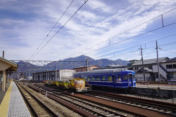 Kawaguchiko Ιαπωνία Δεκεμβρίου 2016 Ένα Τρένο Καλό Δρόμο Ηλιόλουστη Μέρα — Φωτογραφία Αρχείου