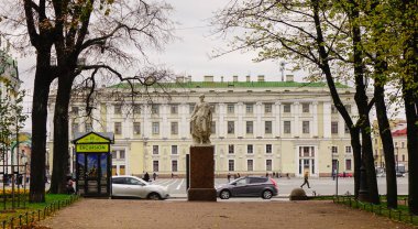 Petersburg, Rusya - 10 Ekim 2016. St. Petersburg, Rusya'da bahçeli Amirallik Binası. Amirallik, Rus Donanması'nın Saint Petersburg'daki şu anki karargahıdır..