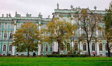 Saint Petersburg, Rusya'nın sonbahar Bahçe ile Hermitage Sarayı. Hermitage, dünyadaki en büyük ve en eski müzelerden biridir Catherine büyük tarafından 1764 yılında kuruldu.