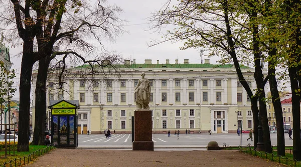 Petersburg Rosja Paź 2016 Admiralty Building Ogrodem Sankt Petersburgu Rosja — Zdjęcie stockowe
