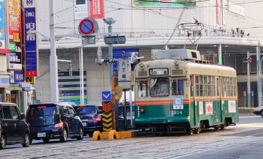 Hiroşima, Japonya - 28 Aralık 2015. Şehir Hiroşima, Japonya merkezinde çalışan tramvay. Tramvay hizmeti 1912 yılında başlatıldı atom bombası tarafından kesildi.