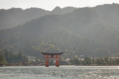 Kapısı Itsukuşima tapınak: Hiroshima, Japan (dev Torii) yüzer. Unesco Dünya Mirası tapınaktır.