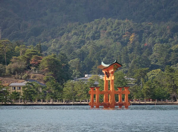 日本广岛市严岛神社的浮门 巨人鸟居 有绿色森林背景 这座寺庙是联合国教科文组织的世界遗产 — 图库照片