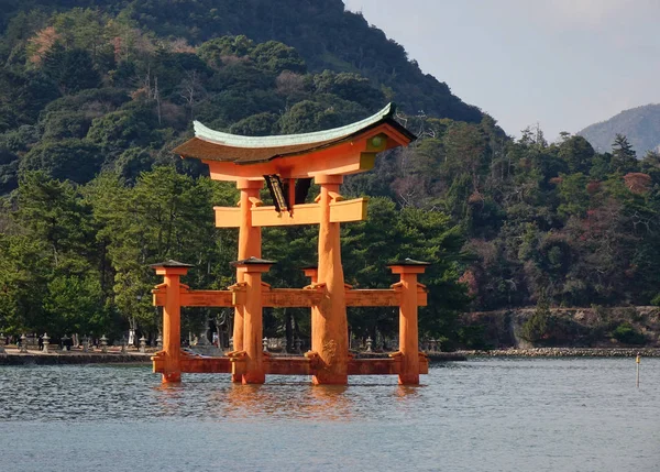 日本广岛严岛神社浮闸 大鸟居 这座寺庙是联合国教科文组织的世界遗产 — 图库照片
