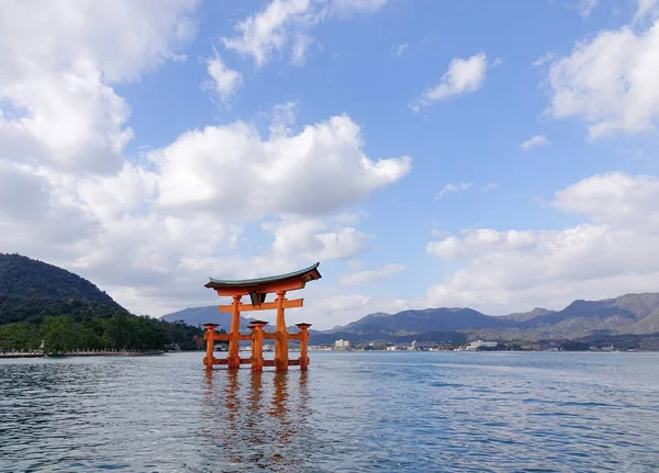 日本广岛市蓝天下的严岛神社浮门 巨人鸟居 这座寺庙是联合国教科文组织的世界遗产 — 图库照片