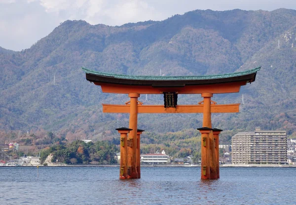 日本广岛的严岛神社浮门 巨人鸟居 具有城市景观背景 这座具有历史意义的神社被列为联合国教科文组织世界遗产 — 图库照片