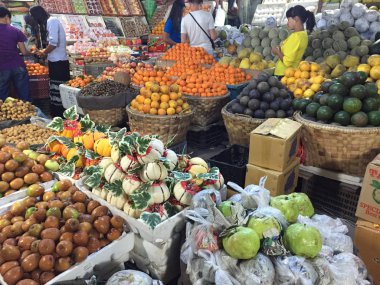 Mandalay, Myanmar - 21 Şubat 2016. Meyve Mandalay, Myanmar pazarda satış insanlar. İkinci büyük kenti ve Myanmar (Burma son kraliyet başkenti Mandalay olduğunu).