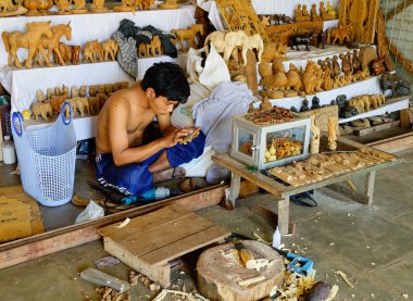 Bagan, Myanmar - 19 Şubat 2016. Hatıra Eşyası Bagan, Myanmar içinde yapım bir Birmanya adam. Bagan olduğunu ev sahipliği Budist tapınakları ve pagodadan en büyük ve en yoğun konsantrasyon.