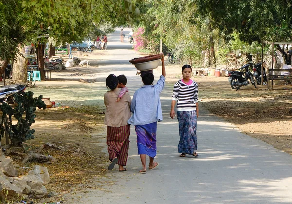 Yangon Myanmar Feb 2016 People Walking Street Yangon Myanmar Yangon — Stock Photo, Image