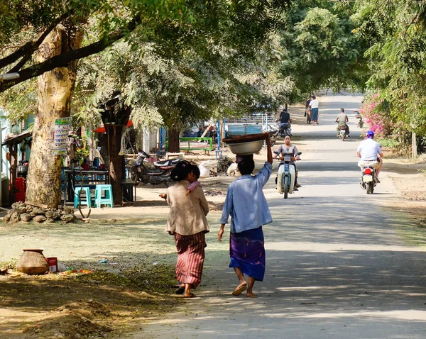 Yangon Myanmar Februari 2016 Birmese Vrouwen Lopen Straat Yangon Myanmar — Stockfoto