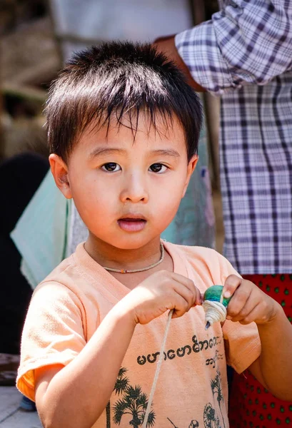 Mandalay Myanmar Februar 2016 Ein Burmesischer Junge Posiert Der Nähe — Stockfoto