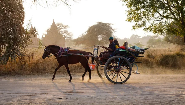 Bagan Mianmar Fevereiro 2016 Homem Montando Carroça Cavalo Estrada Empoeirada — Fotografia de Stock