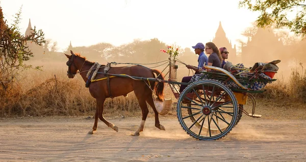 Bagan Mianmar Fevereiro 2016 Carrinho Cavalo Transportando Turistas Estrada Empoeirada — Fotografia de Stock