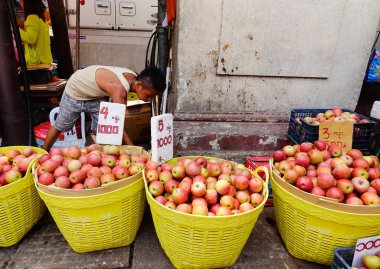 Mandalay, Myanmar - 26 Şubat 2016. Elma meyve Mandalay, Myanmar pazarda satış insanlar. İkinci büyük kenti ve Myanmar (Burma son kraliyet başkenti Mandalay olduğunu).