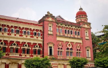 Yangon, Myanmar - 26 Şubat 2016. Yangon, Myanmar Yüksek Mahkemesi Binası. Yangon ülkenin en büyük şehri yaklaşık 6 milyon nüfusa sahip olduğunu.