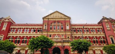 Yangon, Myanmar - 26 Şubat 2016. Yangon, Myanmar yüksek mahkeme binasının cephe. Yangon ülkenin en büyük şehri yaklaşık 6 milyon nüfusa sahip olduğunu.