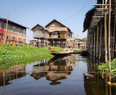 Inle, Myanmar - 14 Şubat 2016. Birman insanlar Inle, Myanmar kanaldaki ahşap tekne kürek. Inle Gölü Nyaungshwe İlçesi Shan durumunda bulunan bir tatlı su gölüdür.