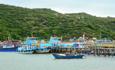 Ninh Thuan, Vietnam - 27 Ocak 2016. Ahşap tekneler Vinh Hy Bay, Phan Rang, Güney Vietnam ana iskele, rıhtım. Phan Rang Güney Vietnam ünlü yerlerinden biridir.