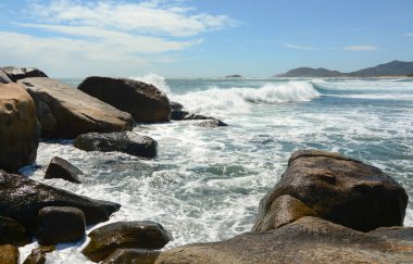 Pastoral tropikal deniz güneşli gün. Büyük dalgalar kayalar Nha Trang, Vietnam ile.